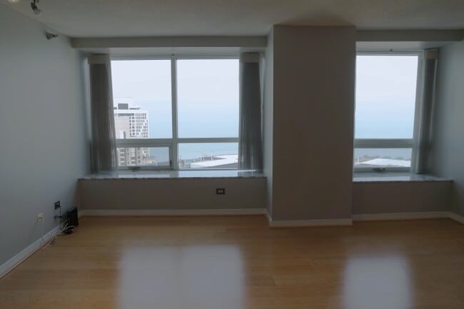 Building Photo - 512 N McClurg Ct