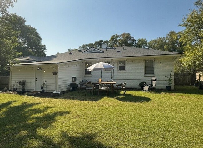 Building Photo - Amazing 4 Bedroom/ 2 bath East Memphis House @5259 Sequoia Ave.