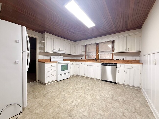 Building Photo - Spacious 2-Bedroom One-Level Home with Carport and Large Backyard