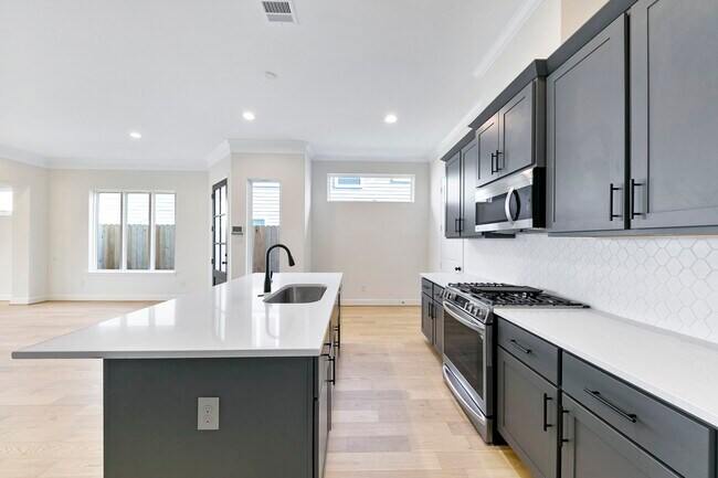 Building Photo - 946 Judiway St