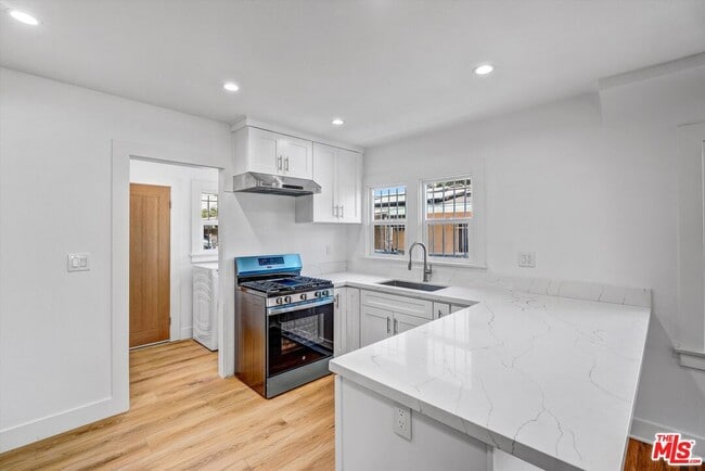 Building Photo - 1413 E 76th Pl