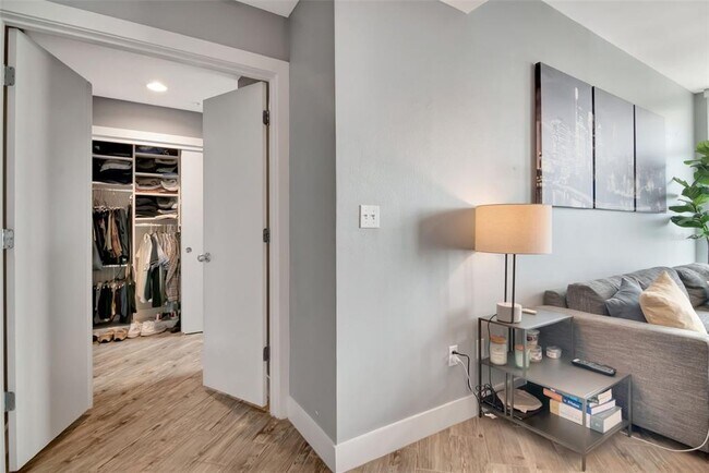 Building Photo - 1120 E Kennedy Blvd