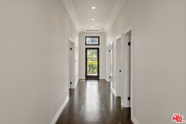 Building Photo - 516 Lincoln Blvd