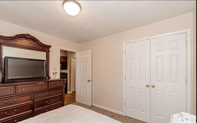 Building Photo - Super Cute 2 Bed/1 Bath Apartment on Main Street in Rexburg!