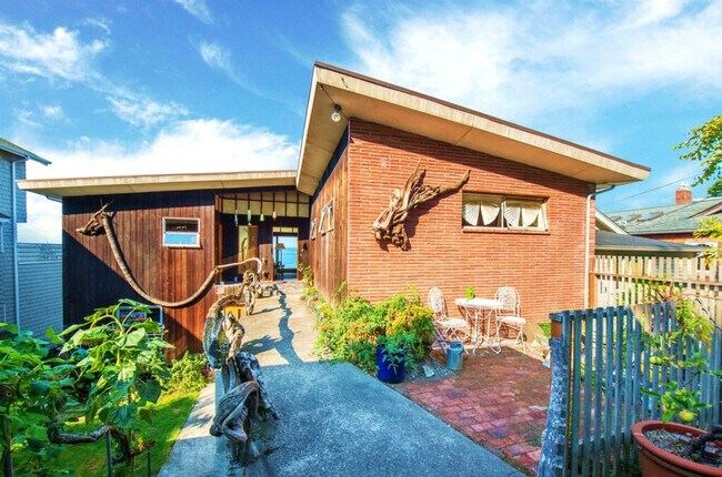 Building Photo - 4905-B Southwest Othello Street-SI ID1271726P