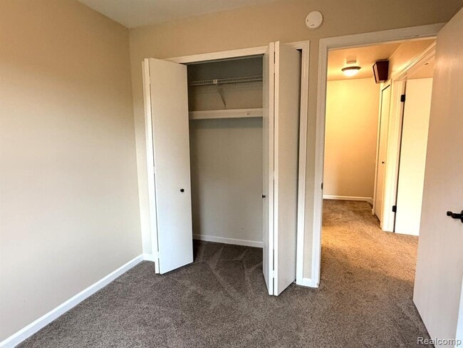 Building Photo - 41090 Southwind Dr