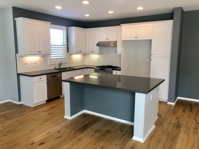 Building Photo - Beautiful East Ventura Home- Enclave Community