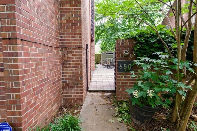 Building Photo - 650 Cleburne Terrace NE