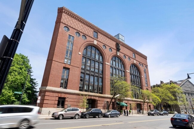 Building Photo - 357 Commercial St