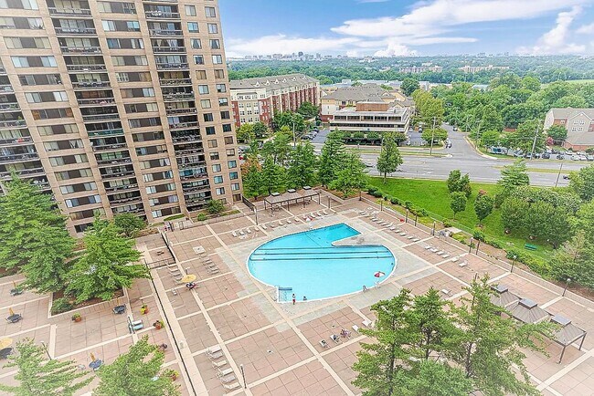 Building - Outdoor Pool! - 3701 S George Mason Dr