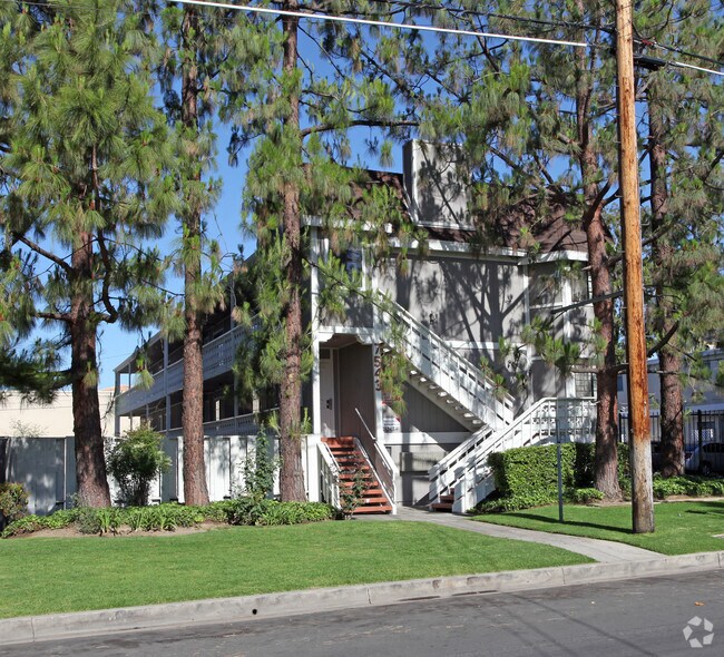 Vassar Carriage House Apartments 75194543 Vassar Ave Canoga Park CA