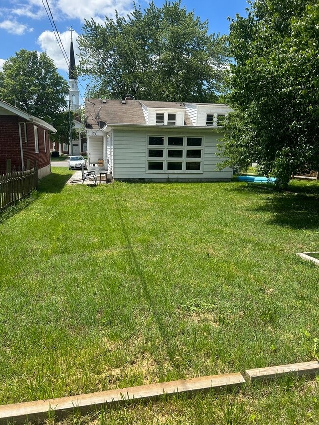 Building Photo - 3 Story Home Available Now Near Campus!