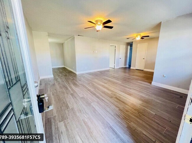 Building Photo - 901 Hickory St