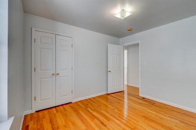 Building Photo - 30 E 41st St