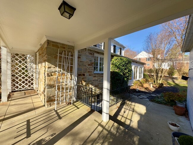 Building Photo - Charming 4 Bedroom/3.5 Bathroom Detached Home in Homeland, MD!