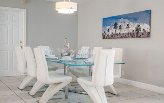 Building Photo - Racquet Club West, FURNISHED, Seasonal OR Long Term