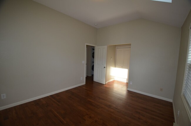 Building Photo - Great Location, Walk to Everything! Update...