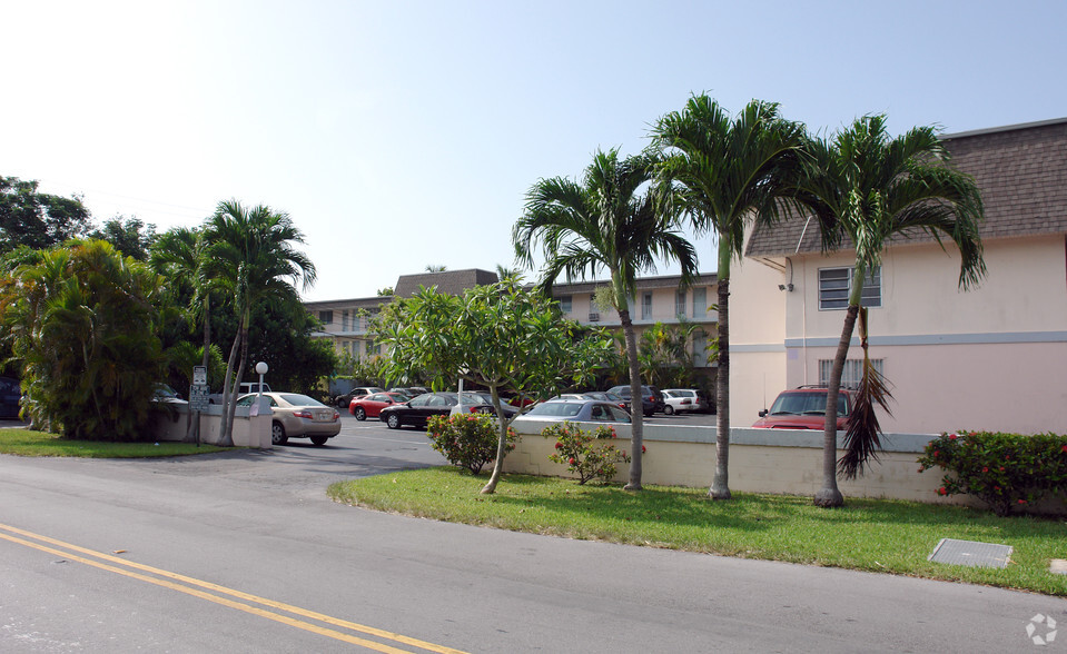 Parking - Palm Plaza Apartments