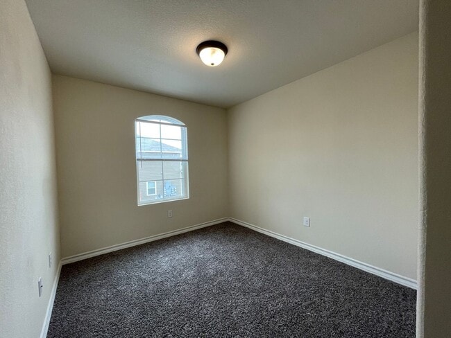 Building Photo - Town home for rent