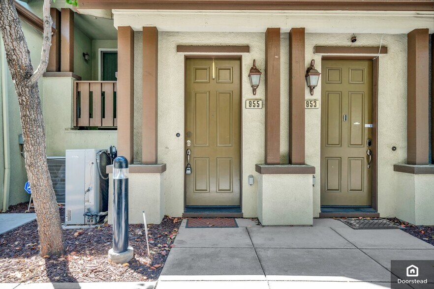 Building Photo - 955 Pavilion Loop