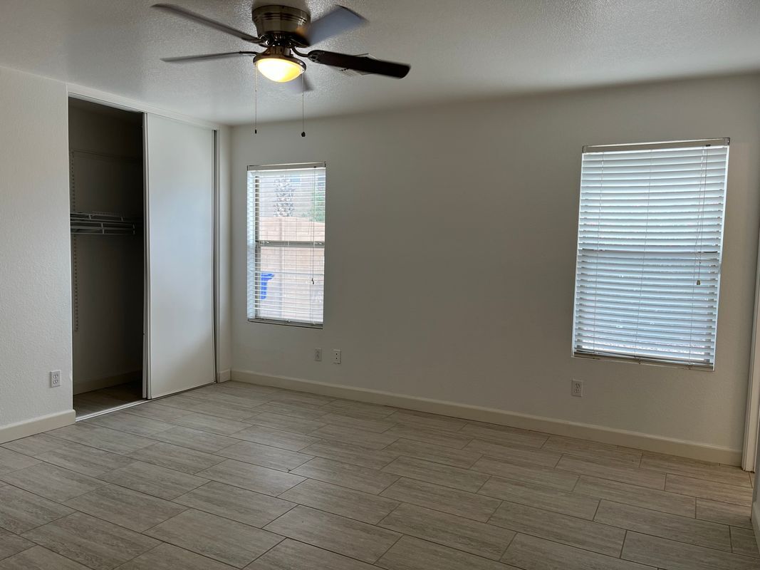 Building Photo - 2403 E Palm Beach Dr