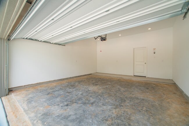 Building Photo - 438 Lake Day Dr