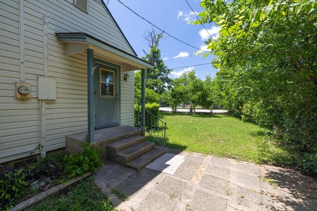 Building Photo - 701 1/2 S Walnut Street Unit