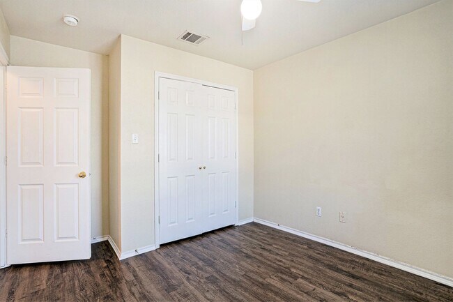 Building Photo - Welcome to this charming 3-bedroom, 2-bath...