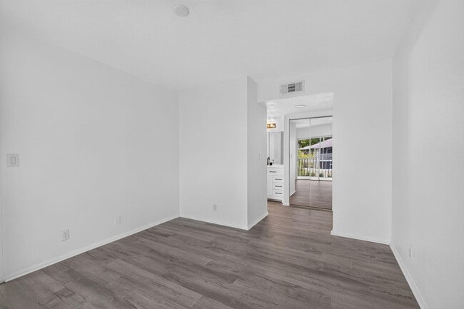 Building Photo - 1536 SE Royal Green Cir