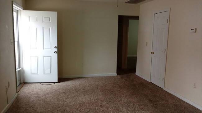 Building Photo - Save big money on this nice 2BR home!