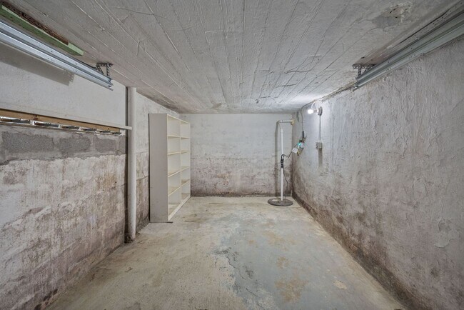 Building Photo - ANDERSON- Charming 4 bedroom 2 bath with f...