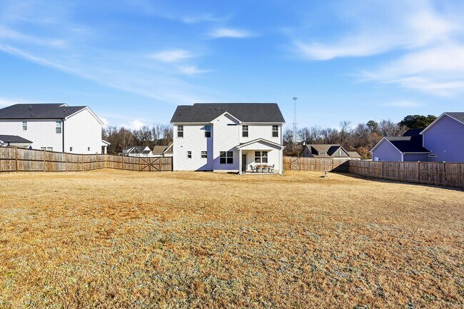 Building Photo - GORGEOUS 4 bedroom Single Family Home - Conveniently located to Fort Bragg