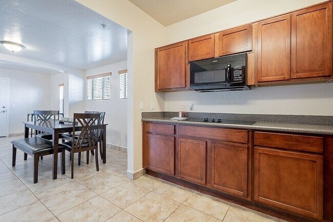 Building Photo - 928 E 6th St