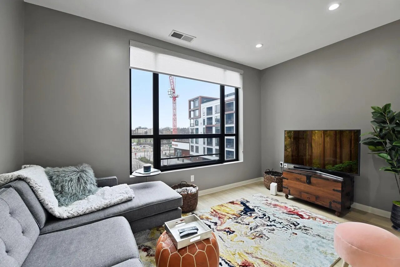 Building Photo - 3116 W Lake St