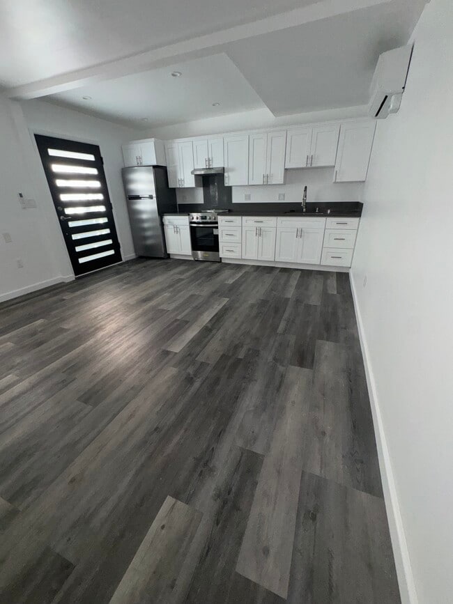 Building Photo - 1102 Centinela Ave