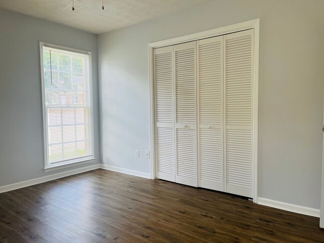 Building Photo - 104 Peachtree Ct