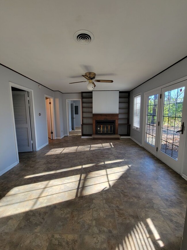 Building Photo - 3 Bd - 2 Ba near Hessel Park