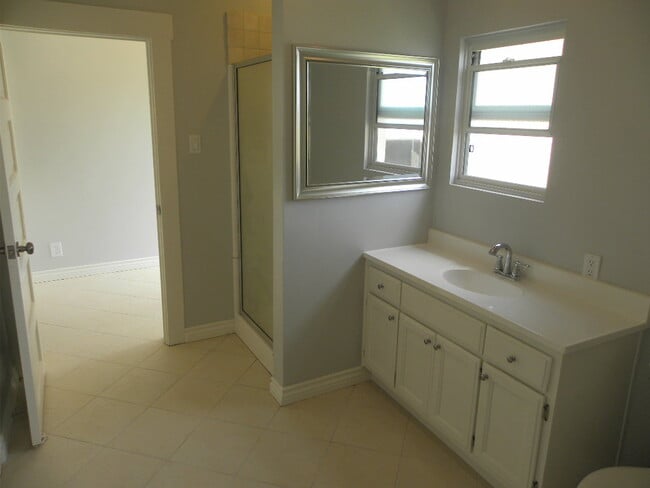 Building Photo - 324 Vista Pl