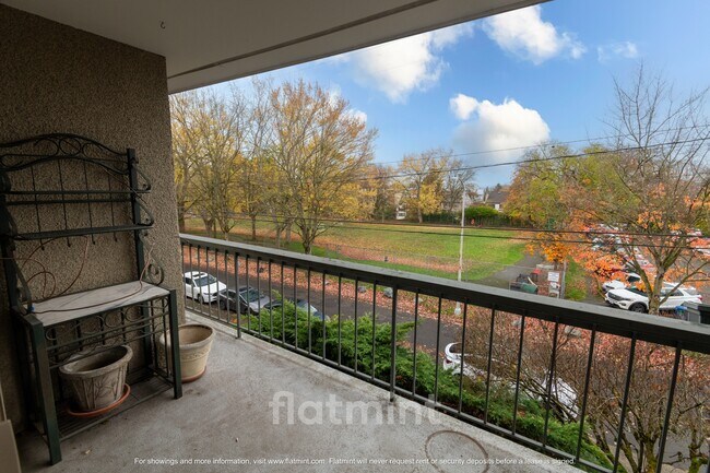 Building Photo - 732 11th Ave E