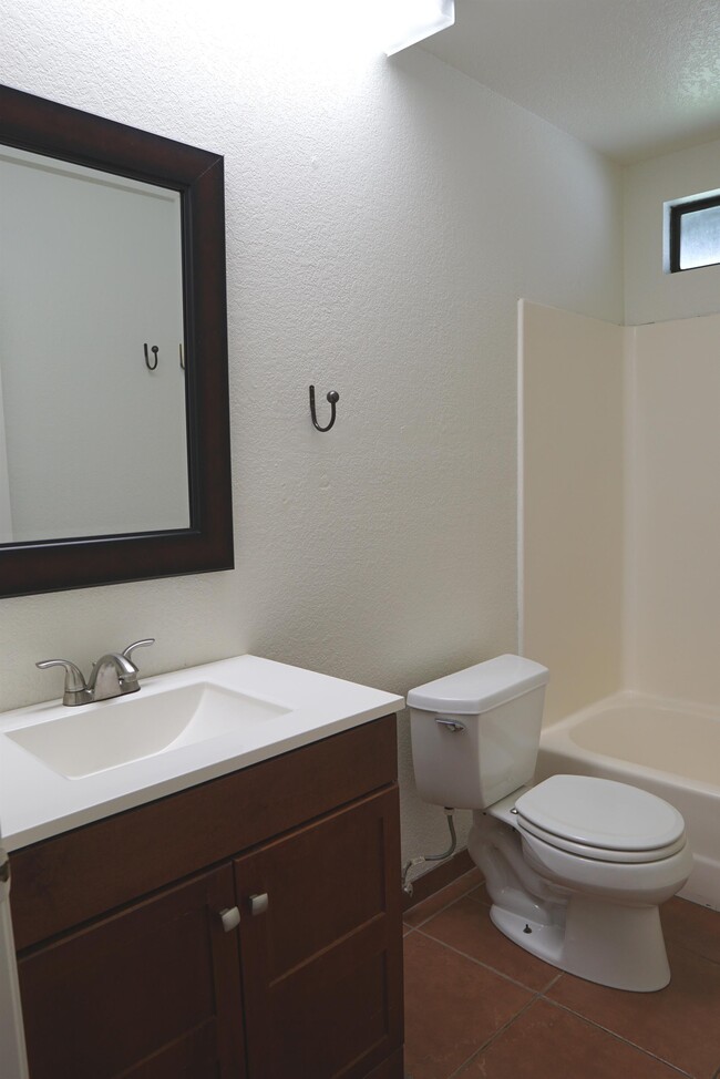 Building Photo - 53805 Avenida Martinez