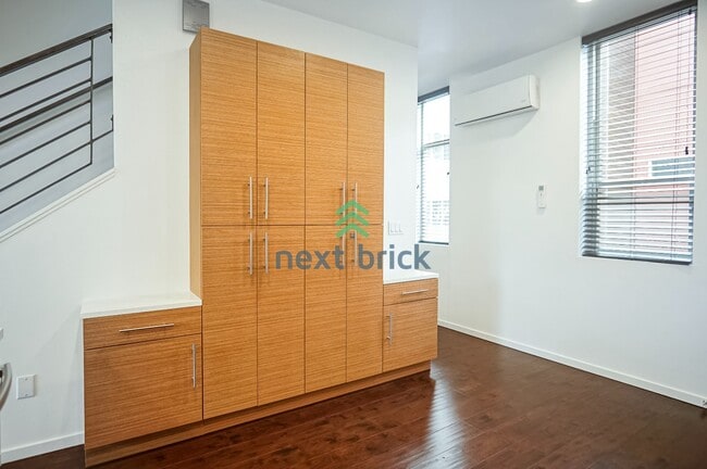 Building Photo - 2 BED & 1.5 BATH TOWNHOME FOR RENT