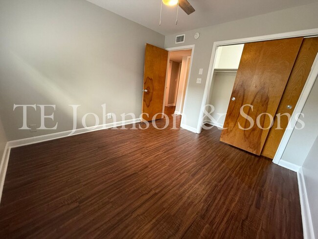 Building Photo - 2 Bedroom Salem View Apartment!