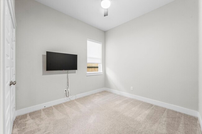 Building Photo - 218 Thistle Dr