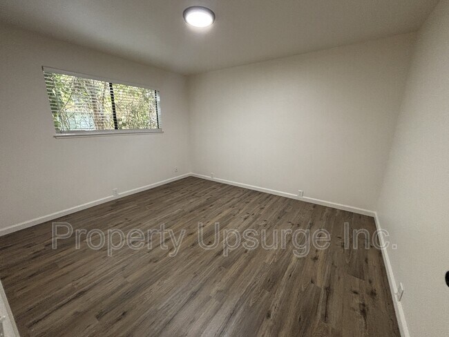 Building Photo - 855 Lakeside Dr