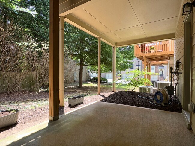 Building Photo - 3 bedroom 3 bath  Townhouse in Cobblestone...