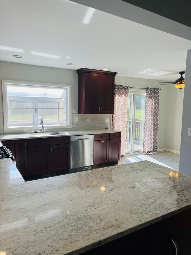 Building Photo - 587 Front St