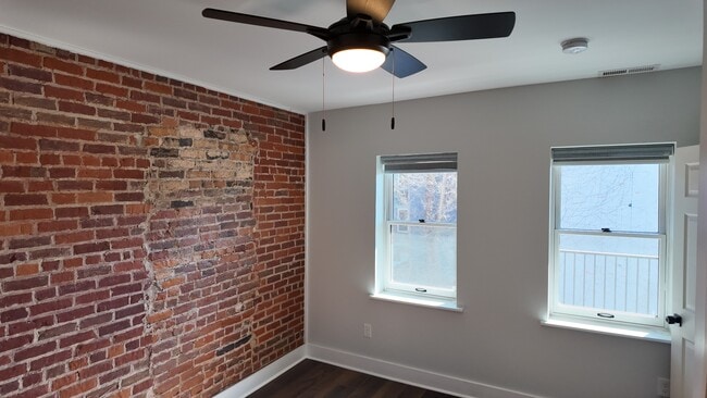 Building Photo - Stylish 1-Bed Loft with Bonus Space in OTR – In-Unit Laundry!