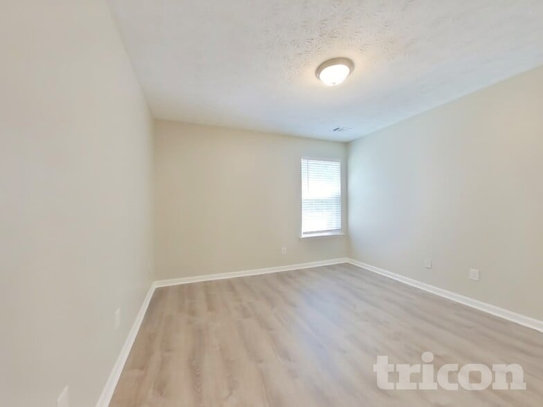 Building Photo - 261 Silver Ridge Dr