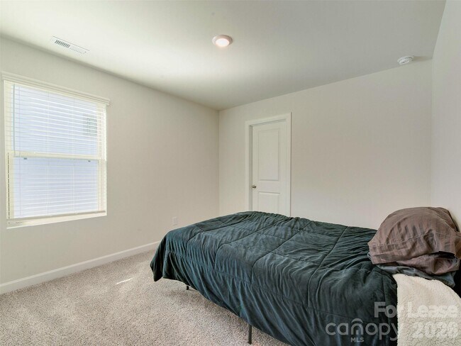 Building Photo - 4009 Woodland View Dr
