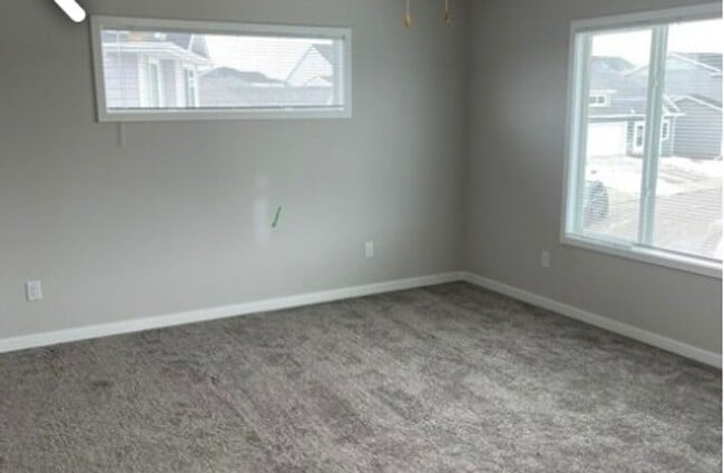 Building Photo - Spacious 3BR 2.5ba house in Urbandale, available NOW!
